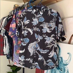 Light weight paisley short sleeve button up